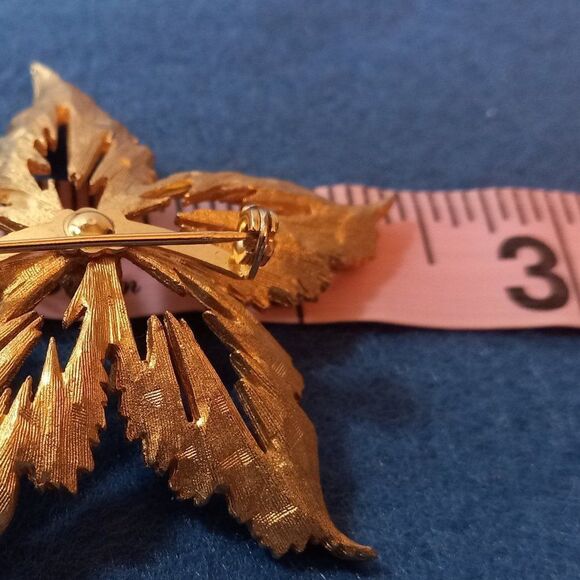 Gold tone metal Flower Brooch - Picture 3 of 4